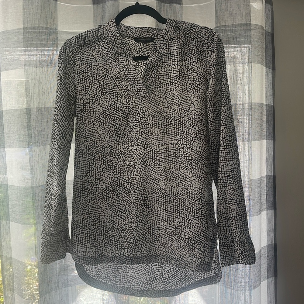 Banana Republic long sleeve blouse. Size extra small
